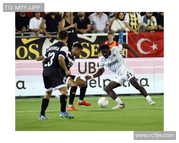 足球明星的孩子在比赛中被绊倒引发关注，父亲赛后紧急出手相助